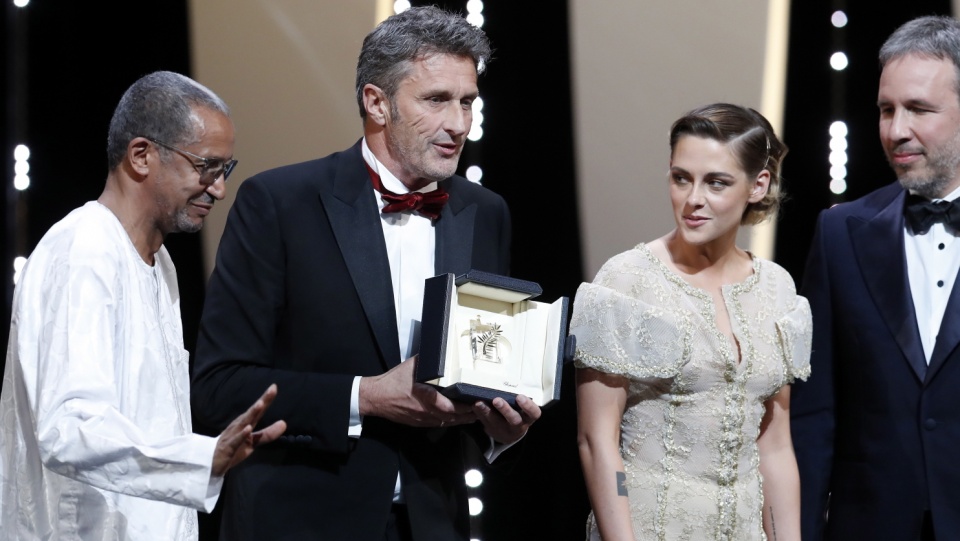 Paweł Pawlikowski po odebraniu nagrody za najlepszą reżyserię Międzynarodowego Festiwalu Filmowego w Cannes. Fot. PAP/EPA/SEBASTIEN NOGIER