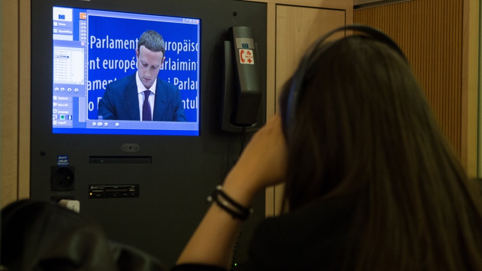 Zrobiliśmy za mało, by chronić użytkowników Facebooka - powiedział w Parlamencie Europejskim w Brukseli szef Facebooka Mark Zuckerberg. Fot.PAP/EPA/STEPHANIE LECOCQ