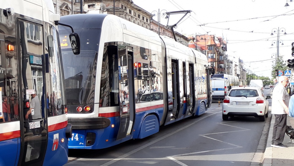 Do szpitala trafiła jedna z pasażerek tramwaju linii nr 4. Fot. Kamila Zroślak