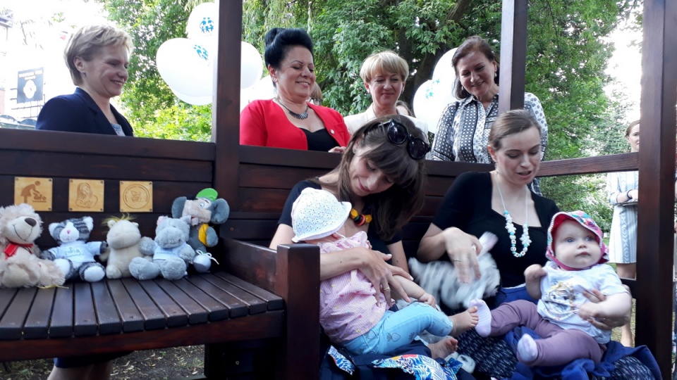 Ławeczka dla karmiących matek i ich dzieci dziś została uroczyście odsłonięta i... przetestowana. Fot. Kamila Zroślak