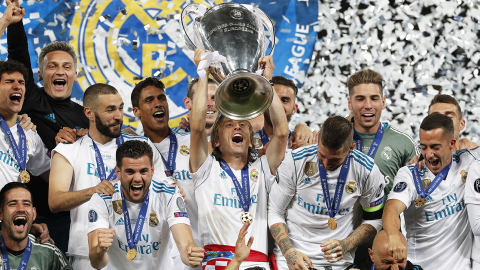 Na zdjęciu piłkarze Realu Madryt cieszą się z trzeciego z rzędu triumfu w piłkarskiej Lidze Mistrzów. Fot. PAP/EPA/SERGEY DOLZHENKO