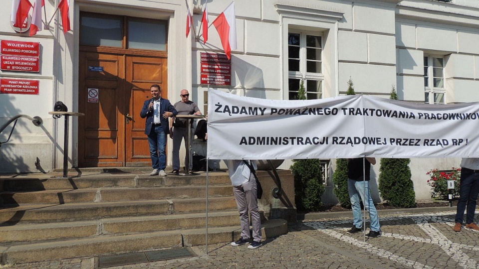 Przed Urzędem Wojewódzkim w Bydgoszczy protestowało ponad 100 pracowników sfery budżetowej z "Solidarności". Fot. Damian Klich