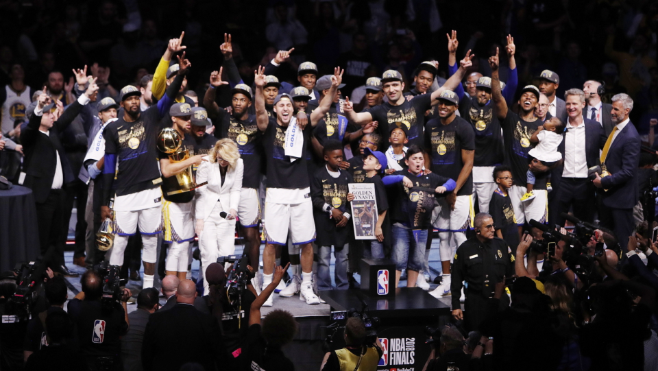 Na zdjęciu drużyna Golden State Warriors, mistrz NBA 2017/2018. Fot. PAP/EPA/DAVID MAXWELL