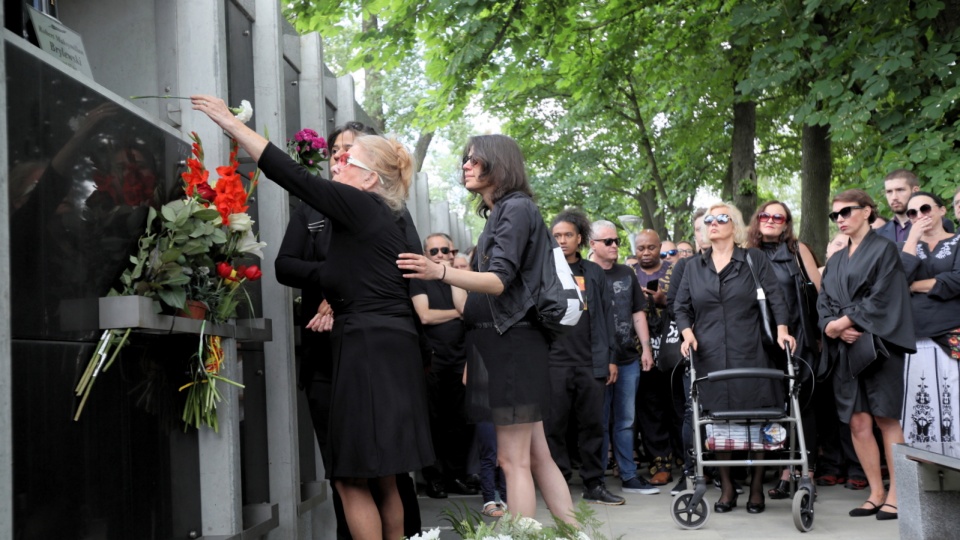 Rodzina i przyjaciele podczas uroczystości pogrzebowych muzyka Roberta Brylewskiego odbyły się na warszawskich Powązkach. Fot. PAP/Leszek Szymański