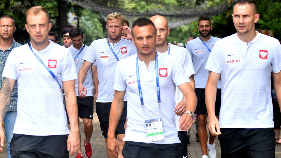 Na zdjęciu polscy piłkarze w drodze do delfinarium w Soczi. Fot. PAP/Bartłomiej Zborowski