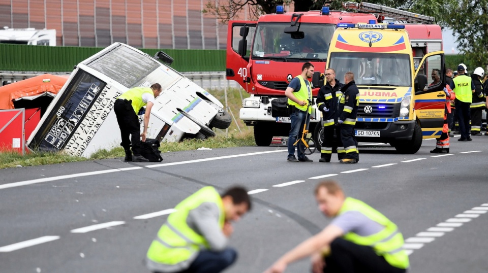Akcja ratunkowa po tragicznym wypadku na drodze krajowej nr 91 w Konstantynowie. Fot. PAP/Tytus Żmijewski