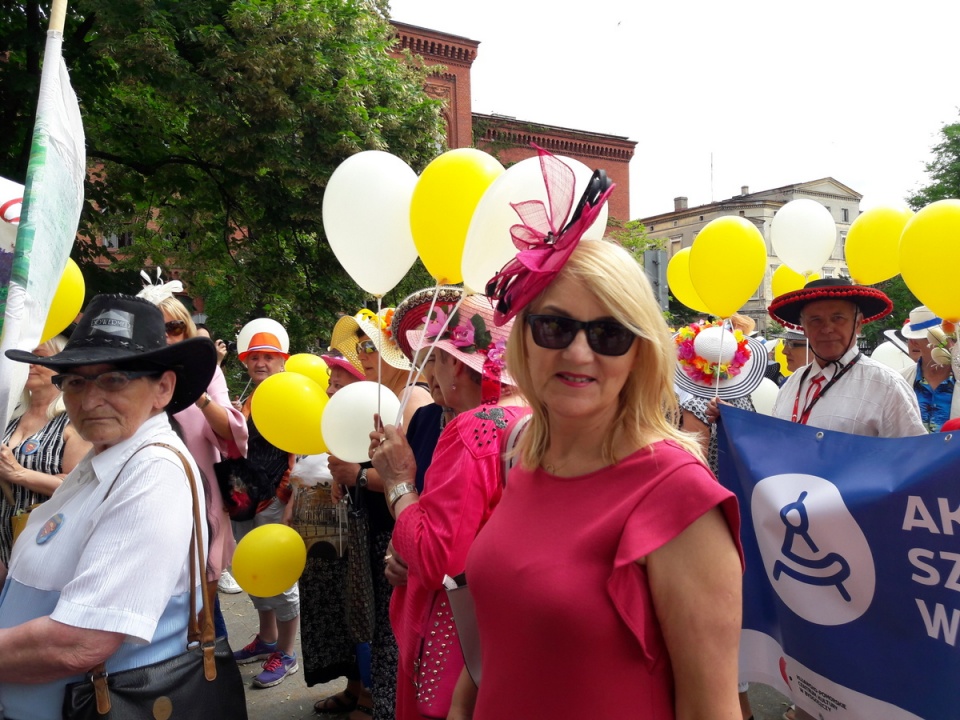 Ulicami Bydgoszczy przeszedł "Marsz Kapeluszowy", którego uczestnicy prezentowali bujne nakrycia głowy. Fot. Tatiana Adonis