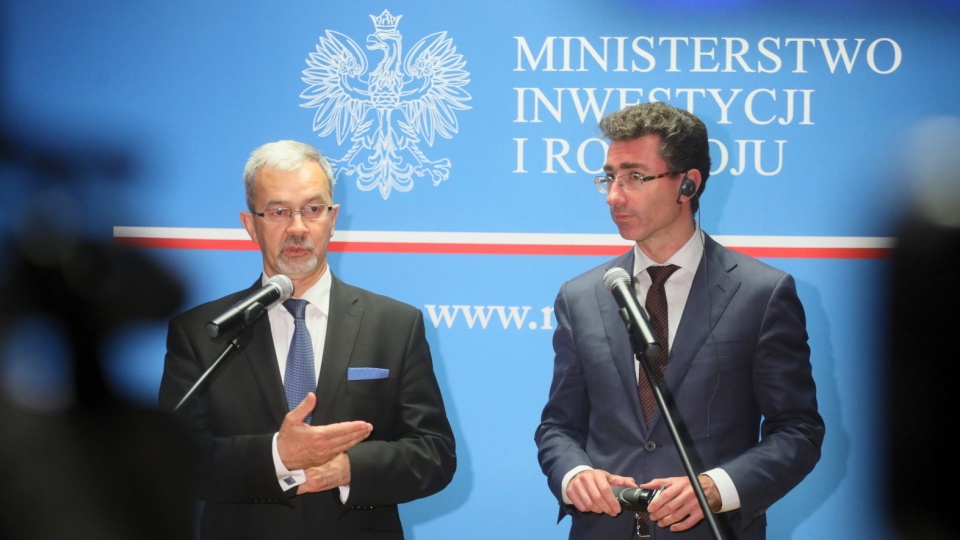 Minister inwestycji i rozwoju Jerzy Kwieciński (z lewej) oraz dyrektor generalny ds. polityki regionalnej i miejskiej w Komisji Europejskiej Marc Lemaitre podczas konferencji prasowej. Fot. PAP/Paweł Supernak