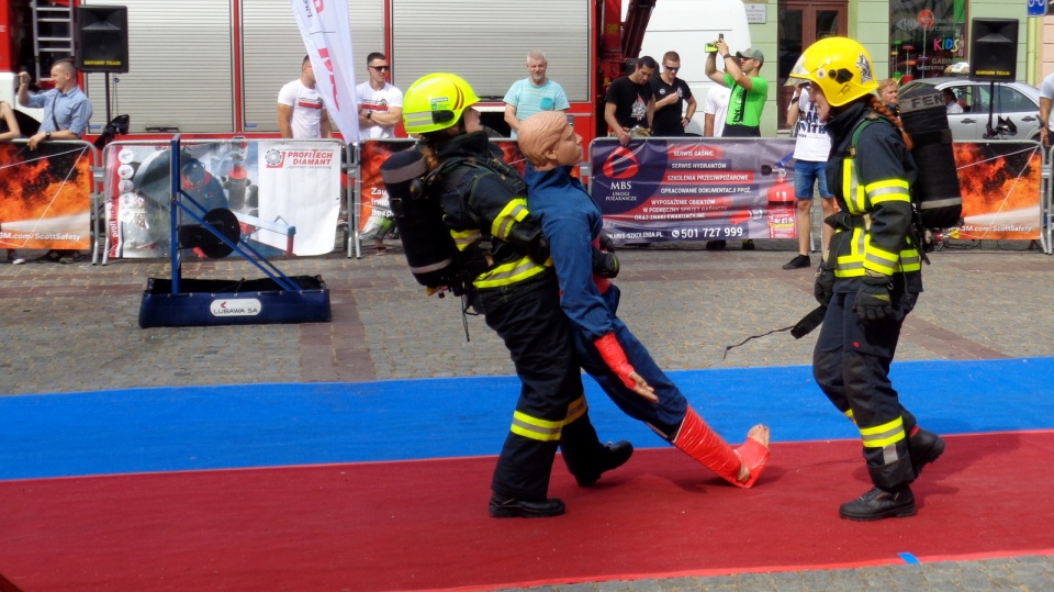 O tytuł najtwardszego rywalizuje w Toruniu 250 strażaków z całego świata. Fot. Monika Kaczyńska