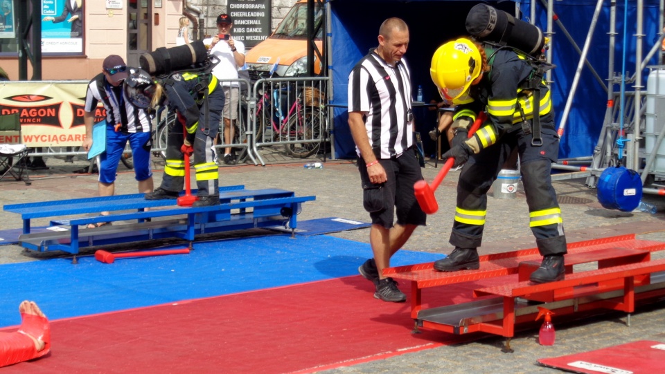 O tytuł najtwardszego rywalizuje w Toruniu 250 strażaków z całego świata. Fot. Monika Kaczyńska