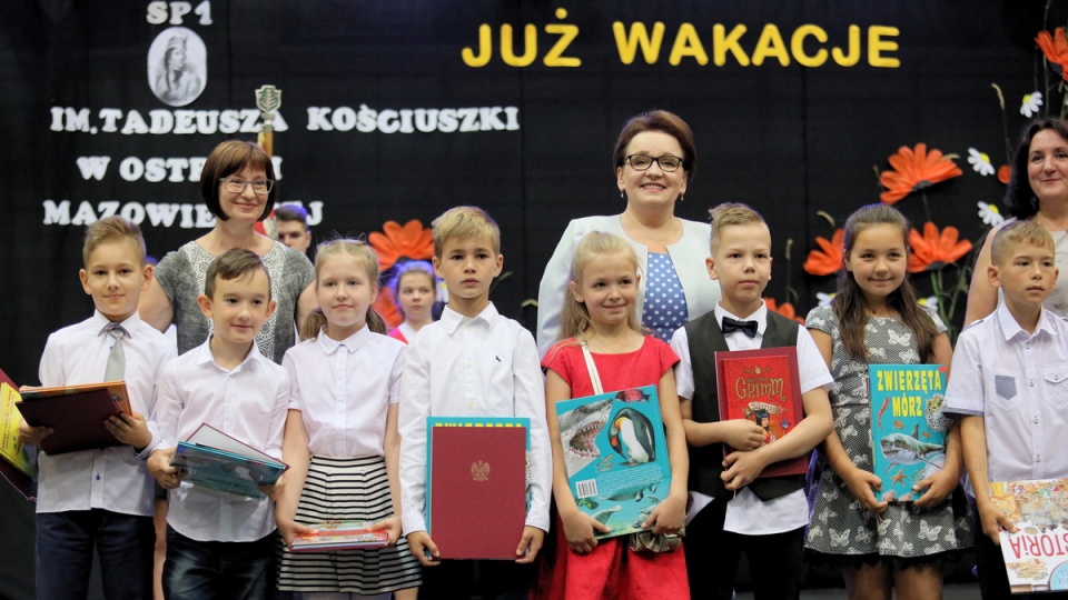 Minister edukacji narodowej Anna Zalewska podczas uroczystości zakończenia roku szkolnego w Szkole Podstawowej nr 1 w Ostrowi Mazowieckiej/fot. Leszek Szymański, PAP