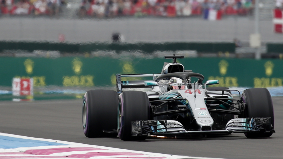 Na zdjęciu bolid Lewisa Hamiltona podczas kwalifikacji do Grand Prix Francji Formuły 1. Fot. PAP/EPA/YOAN VALAT