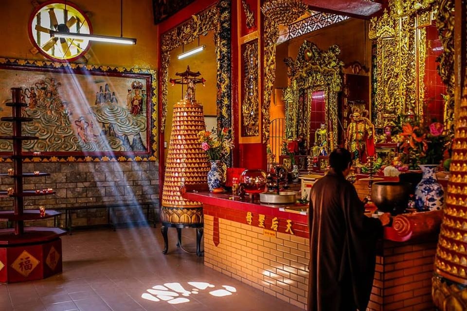 Czerwono-złote pagody i posągi Buddy można spotkać w Wietnamie. Fot. Mikołaj Kuras