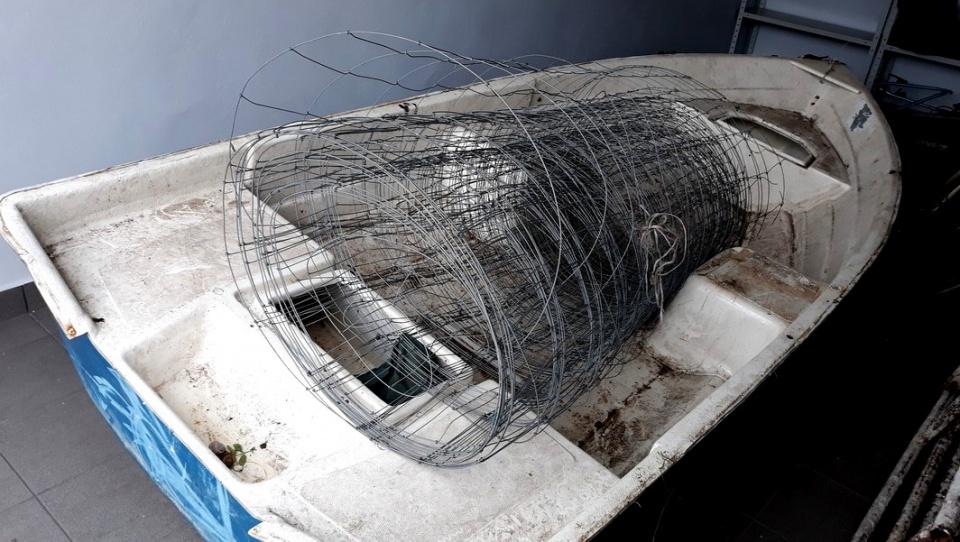 Skradzioną łódkę złodzieje przewieźli na wcześniej skradzionej przyczepce. Fot. KPP w Aleksandrowie Kujawskim