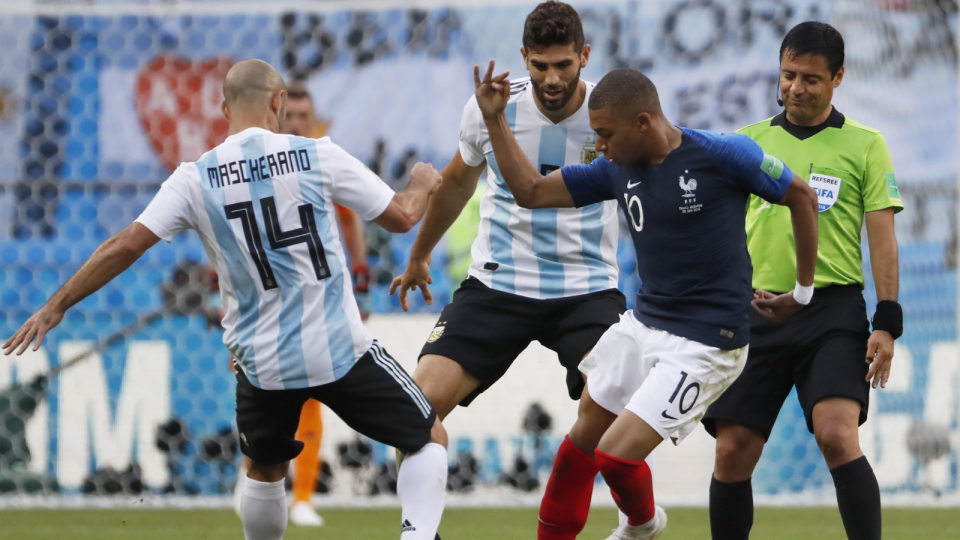 Zdjęcie z meczu Francja kontra Argentyna w 1/8 finału MŚ 2018. Fot. PAP/EPA/DIEGO AZUBEL