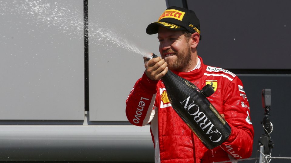 Na zdjęciu Sebastian Vettel z Ferrari, cieszący się z triumfu w Grand Prix Wielkiej Brytanii 2018. Fot. PAP/ EPA/GEOFF CADDICK