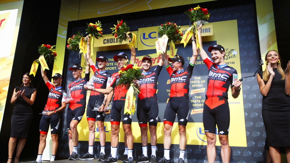 Na zdjęciu kolarze BMC, najlepszej drużyny w jeździe na czas na 3. etapie Tour de France 2018. Fot. PAP/EPA/KIM LUDBROOK