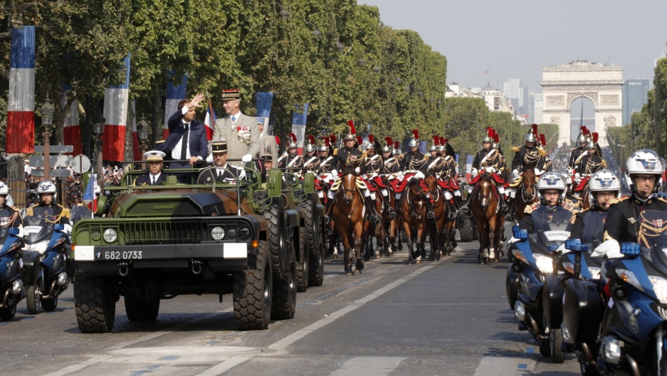 Stojąc w "wozie dowodzenia" prezydent Emmanuel Macron wraz z szefem sztabu sił zbrojnych gen. Francois Lecointrem przejechał słynną paryską aleją. Fot. PAP/EPA/PHILIPPE WOJAZER/POOL MAXPPP OUT