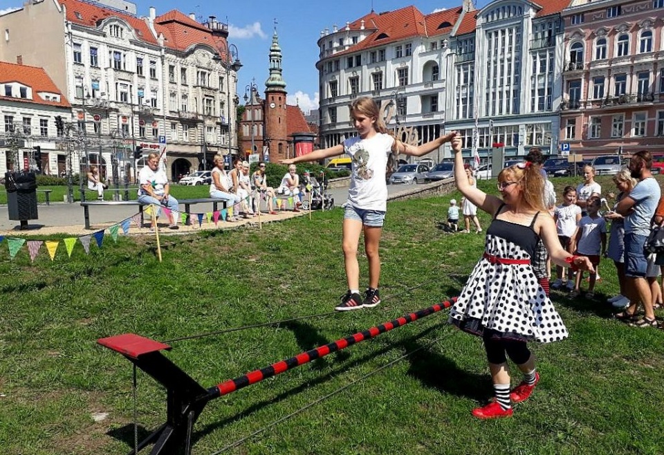 W ramach festiwalu najmłodsi mogą nauczyć się m.in. puszczać ogromne bańki mydlane i chodzić po linie. Fot. Kamila Zroślak