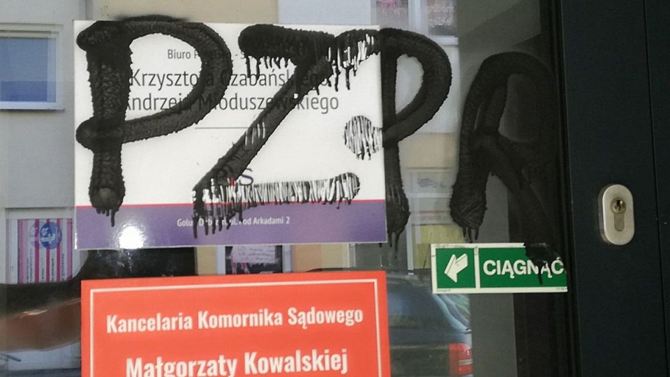 Na oknach i przed lokalami posła PiS Krzysztofa Czabańskiego i Senatora Andrzeja Mioduszewskiego, nieznani sprawcy zostawili napisy. Fot. Michał Zaręba