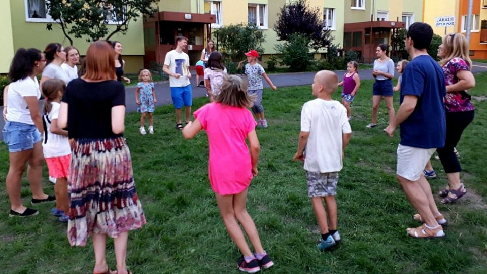 Do końca wakacji zagraniczni goście bawić będą dzieci na kilkunastu podwórkach w Bydgoszczy. Fot. Kamila Zroślak