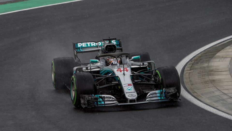 Na zdjęciu bolid Lewisa Hamiltona podczas kwalifikacji Formuły 1 2018 do Grand Prix Węgier. Fot. PAP/EPA/Zoltan Balogh