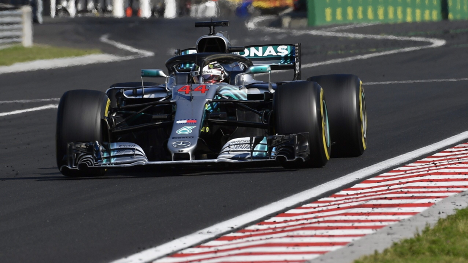 Na zdjęciu bolid Lewisa Hamiltona podczas Grand Prix Formuły 1 na Węgrzech. Fot. PAP/EPA/ZSOLT CZEGLEDI
