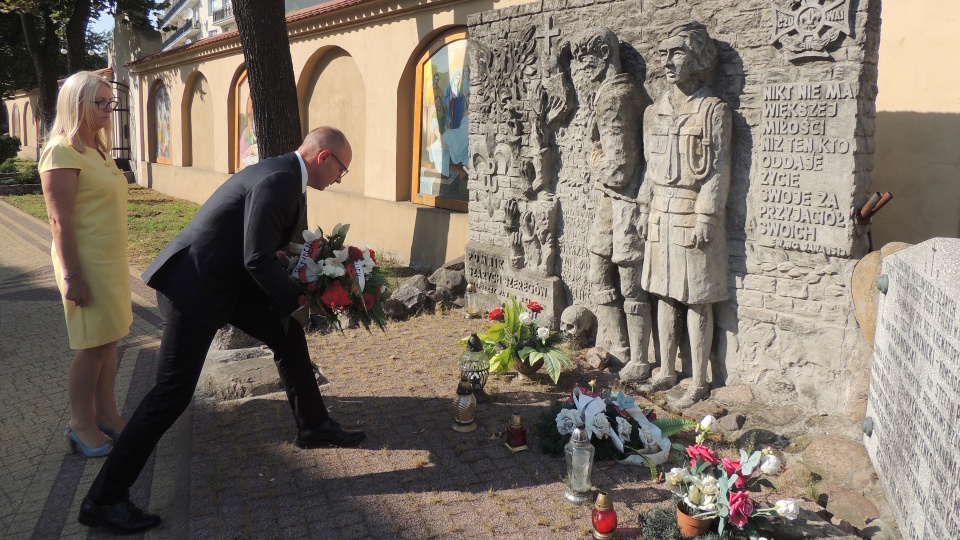 Uroczystość pod pomnikiem Szarych Szeregów we Włocławku. Fot. Marek Ledwosiński