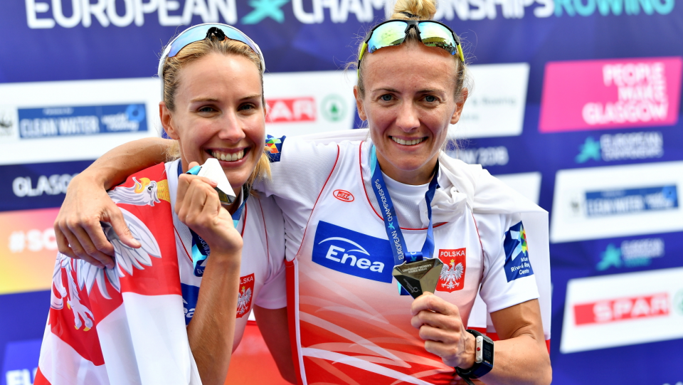 Na zdjęciu od lewej Joanna Dorociak i Weronika Deresz, srebrne medalistki ME 2018 w wioślarstwie. Fot. PAP/Bartłomiej Zborowski