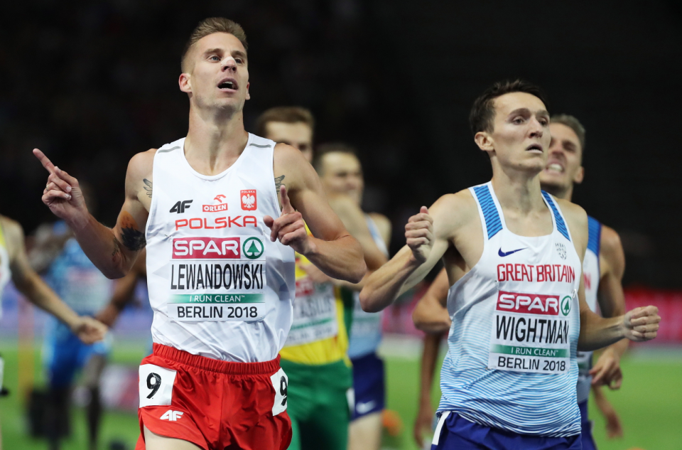 Na zdjęciu od lewej Marcin Lewandowski tuż po finałowym biegu na 1500 metrów na lekkoatletycznych ME Berlin 2018. Fot. PAP/EPA/SRDJAN SUKI