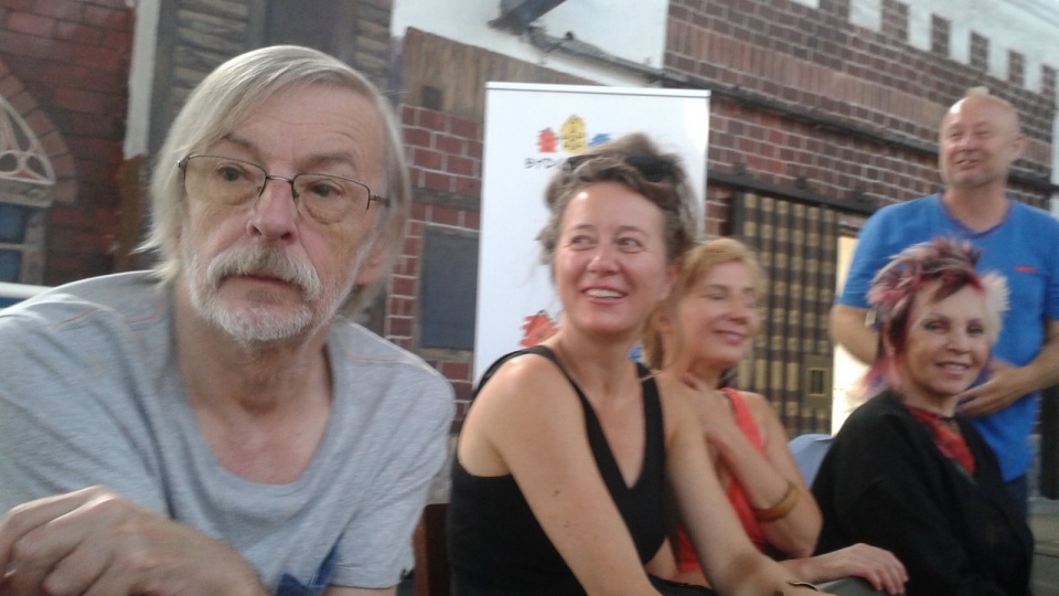Pierwszy od lewej prof. Zbigniew Mikołejko, reżyser i autor scenariusza. Fot. Ewa Dąbska