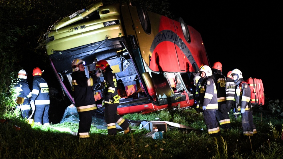Trzy osoby zginęły a 18 zostało rannych, w tym 9 ciężko w wypadku ukraińskiego autokaru turystycznego, który w nocy spadł z wysokiej skarpy w miejscowości Leszczawa Dolna. Fot. PAP/Darek Delmanowicz