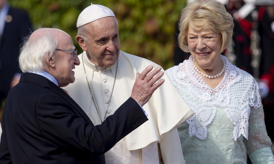 Powitanie papieża Franciszka przez prezydenta Irlandii Michaela D. Higginsa i jego żonę Sabinę Coyne/fot. PAP/EPA/WILL OLIVER
