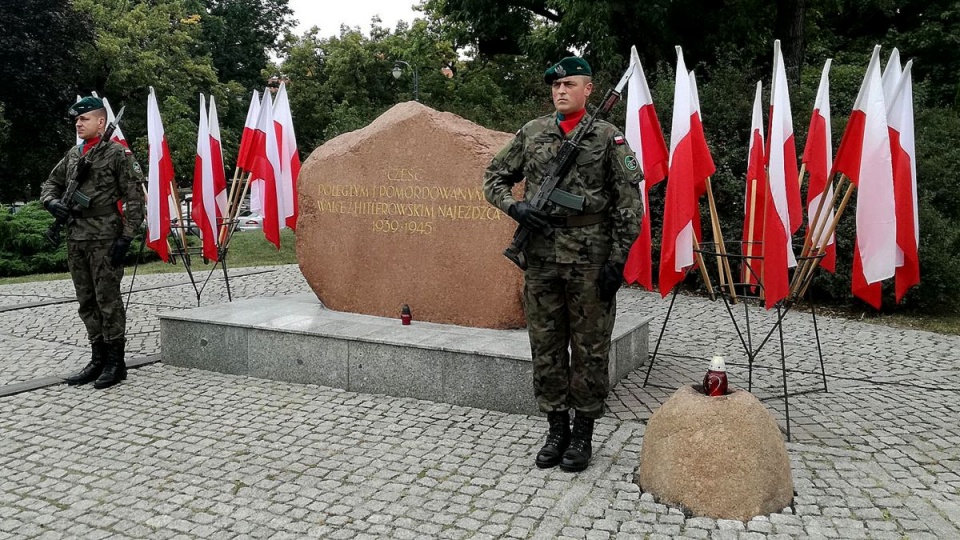 Uroczystości rocznicowe w Toruniu odbyły się pod pomnikiem "Ku czci poległych i pomordowanych przez hitlerowskiego najeźdźcę w latach 1939-1945". Fot. Michał Zaręba