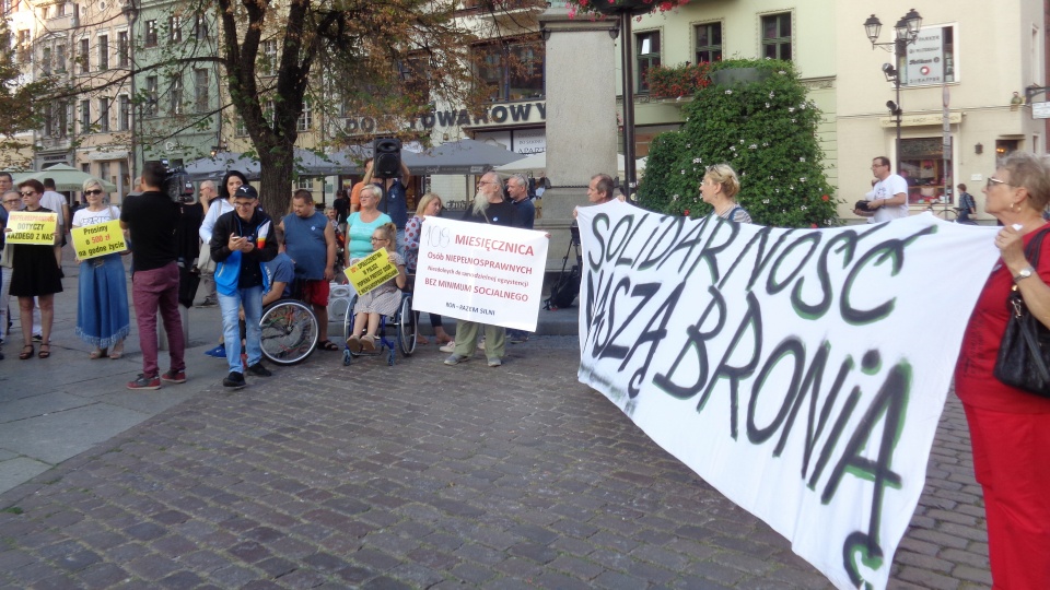 Przy pomniku Mikołaja Kopernika w Toruniu pojawiły się osoby niepełnosprawne, ich rodziny oraz osoby je wspierające. Fot. Monika Kaczyńska
