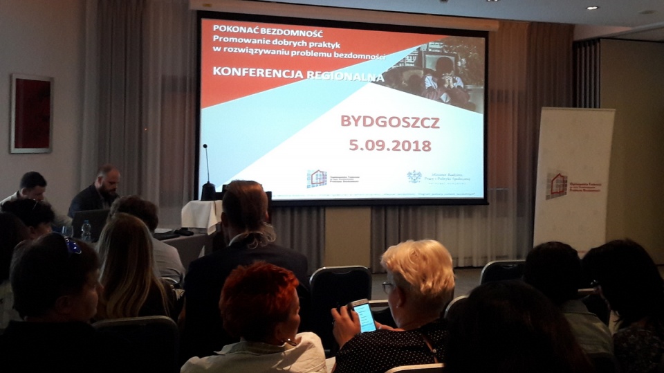 W bydgoskiej konferencji uczestniczą przedstawiciele instytucji i organizacji działających na rzecz pomocy bezdomnym i przeciwdziałaniu bezdomności. Fot. Tatiana Adonis