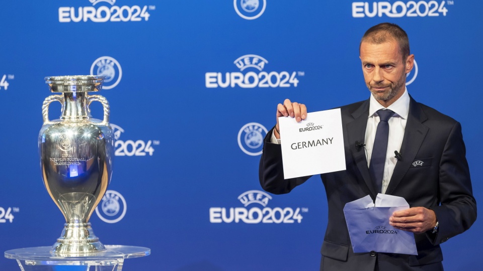 Prezydent UEFA Aleksander Ceferin prezentuje nazwę kraju, który zorganizuje piłkarskie mistrzostwa Europy w 2024 roku. Fot. PAP/EPA/MARTIAL TREZZINI