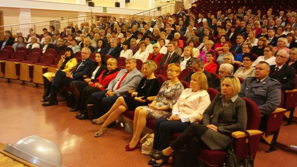 Blisko 200 nauczycieli i dyrektorów z Bydgoszczy otrzymało wyróżnienia edukacyjne. Fot. Damian Klich