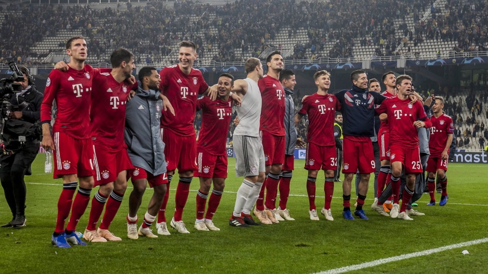 Piłkarze Bayernu Monachium cieszą się z wyjazdowego zwycięstwa w 3. kolejce Ligi Mistrzów w Atenach. Fot. PAP/EPA/PANAGIOTIS MOSCHANDREOU