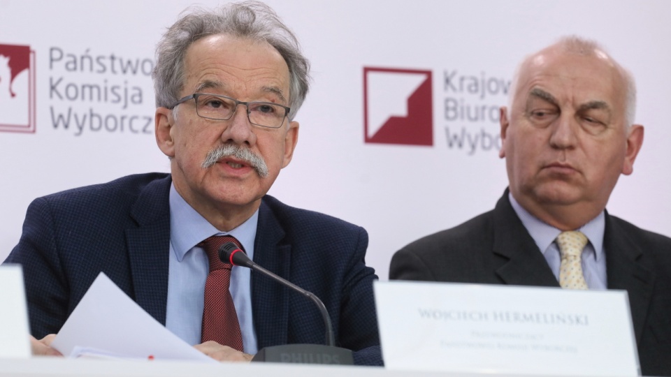 Przewodniczący PKW Wojciech Hermeliński (z lewej) oraz sędzia Sądu Najwyższego Wiesław Kozielewicz podczas konferencji prasowej w Państwowej Komisji Wyborczej. Fot. PAP/Paweł Supernak