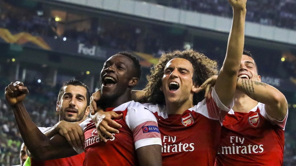 Piłkarze Arsenalu Londyn cieszą się z gola, który dał im wyjazdowe zwycięstwo ze Sportingiem Lizbona (1:0) w 3. kolejce grupy E piłkarskiej Ligi Europy 2018/2019. Fot. PAP/EPA/JOSE SENA GOULAO