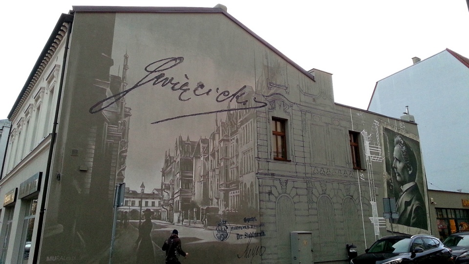 Autorem muralu na murze zabytkowego domu przy zbiegu ulic Gdańskiej i Augusta Cieszkowskiego w Bydgoszczy, jest Julian Nowicki. Fot. Adam Droździk