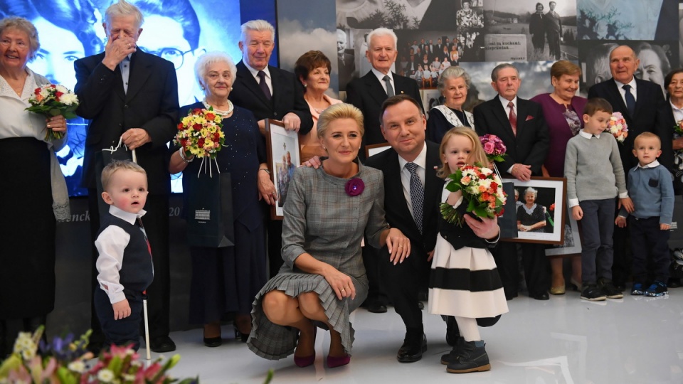 Prezydent podziękował przybyłym parom małżeńskim za "niezwykłe świadectwo bycia tyle lat razem". Fot. PAP/Radek Pietruszka