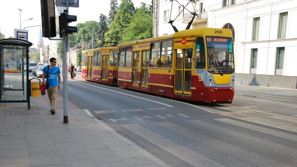 Przystanki wiedeńskie pozwalają pasażerom na wygodne wsiadanie do pojazdów komunikacji miejskiej - podłoga w tramwaju znajduje się na tym samym poziomie, co peron (na zdjęciu: przystanek wiedeński w Łodzi)/fot. zorro2212, Wikipedia