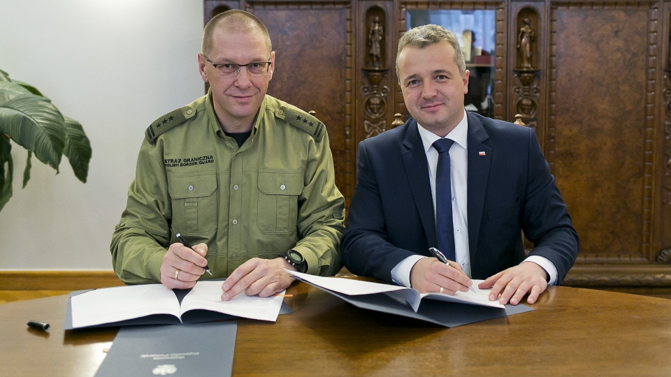 Od lewej płk Andrzej Rytwiński oraz wojewoda Mikołaj Bogdanowicz
