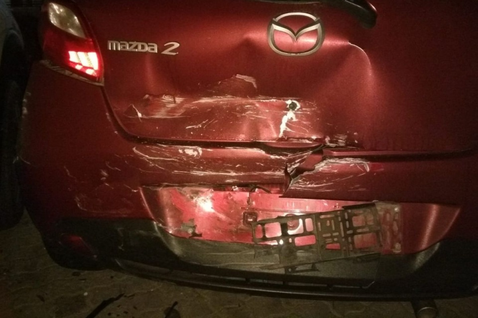 Pijany kierowca zjechał z drogi i uszkodził trzy zaparkowane w pobliżu pojazdy. Fot. KMP w Grudziądzu