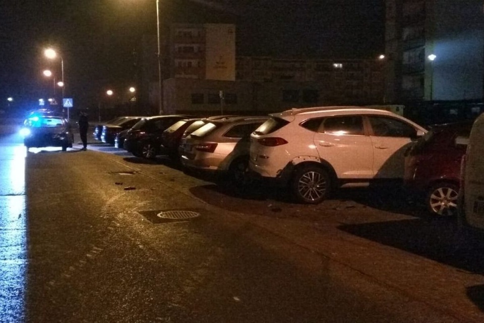 Pijany kierowca zjechał z drogi i uszkodził trzy zaparkowane w pobliżu pojazdy. Fot. KMP w Grudziądzu