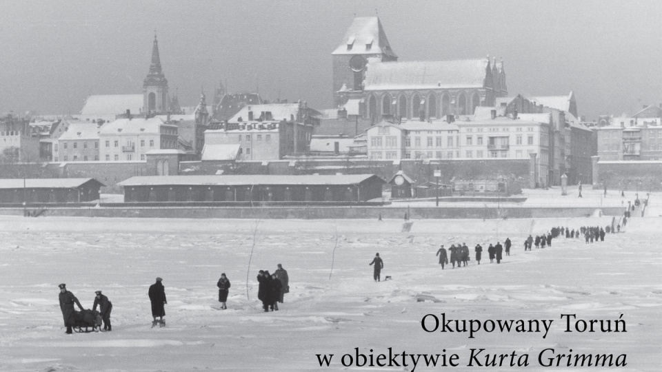 Tak wygląda okładka albumu zatytułowanego "Okupowany Toruń w obiektywie Kurta Grimma"/fot. materiały muzeum