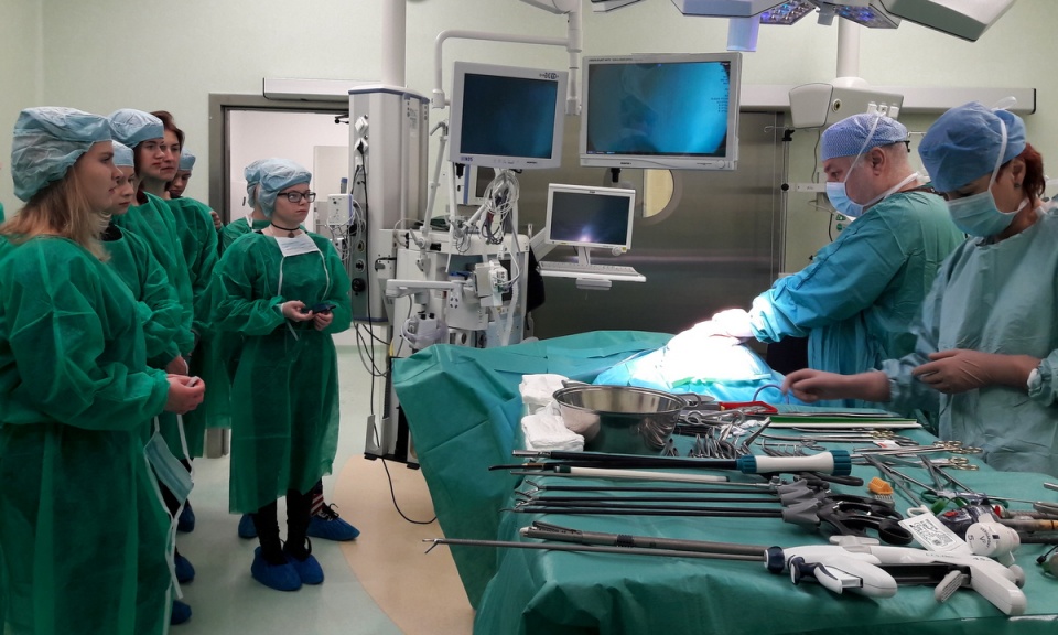 Niesłabnącą popularnością cieszy się poznawanie tajemnic sali operacyjnej i pracy chirurga. Fot. Tatiana Adonis
