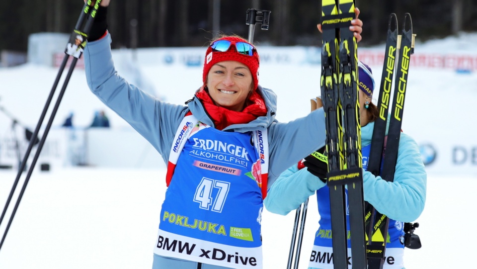 Monika Hojnisz (na zdjęciu) cieszy się z 2. miejsca w biegu indywidualnym PŚ w biathlonie w Pokljuce. Fot. PAP/EPA/ANTONIO BAT